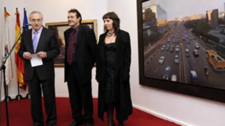  Jos&eacute; Ram&oacute;n Onega, junto al pintor, en la presentaci&oacute;n de la exposici&oacute;n.