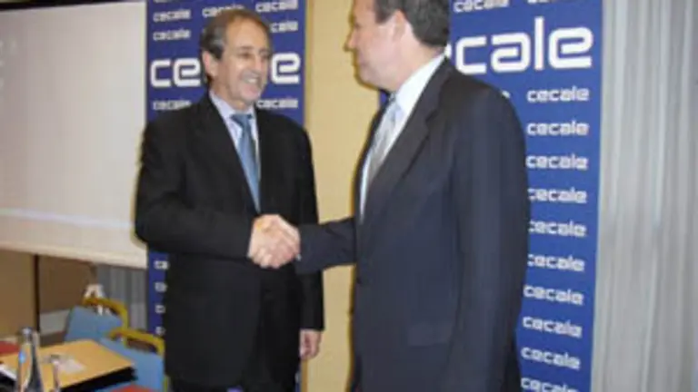  Jaime Cáceres Sayán, embajador de Perú, saluda a Jesús María Terciado, presidente de Cecale.