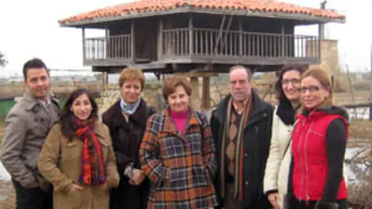  La consejera &ndash;en el centro&ndash;, junto a directivos del Centro Asturiano de Palma de Mallorca.