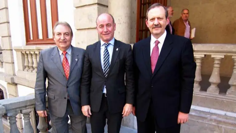  Santiago Camba, flanqueado por Luis Pi&ntilde;eiro, presidente del Centro Gallego de M&eacute;xico, y Antonio Cort&eacute;s, presidente de Umegal.