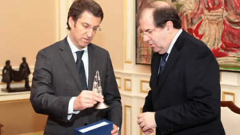  Feij&oacute;o le entreg&oacute; a Juan Vicente Herrera una r&eacute;plica del botafumeiro de la catedral de Santiago.