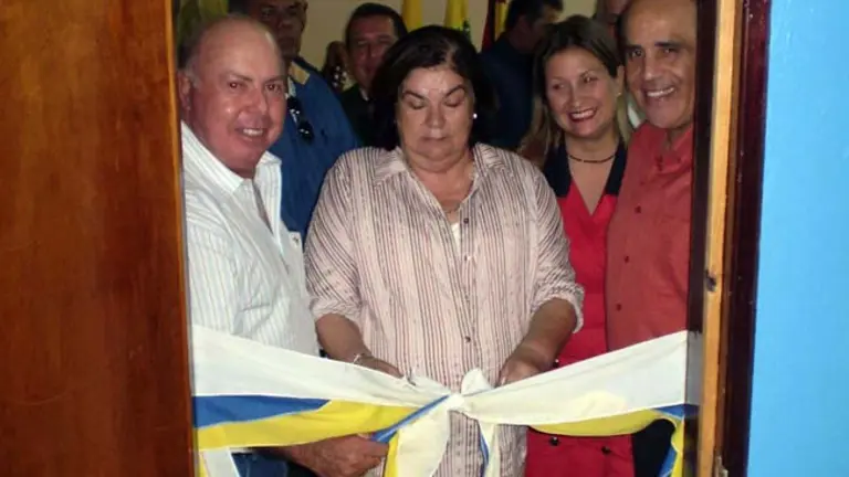  La viceconsejera inaugura la Oficina del Gobierno de Canarias en El Tigre, escoltada por José Luis Ferrera, Jenny Capllonch y Jacinto Pérez Acosta.