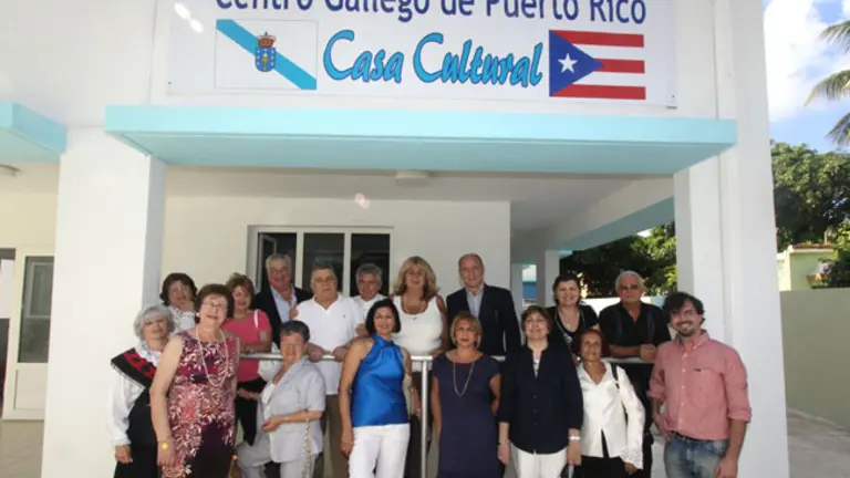 Santiago Camba posa junto a directivos del Centro e invitados en la nueva sede.