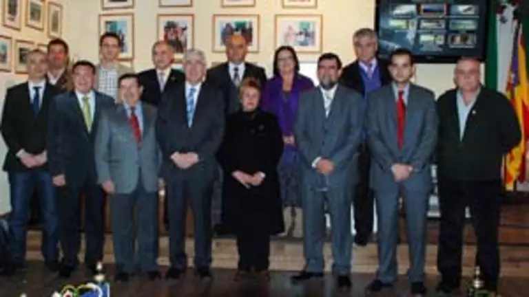  Foto de familia del viceconsejero de Gobernaci&oacute;n y el resto de los asistentes al encuentro.