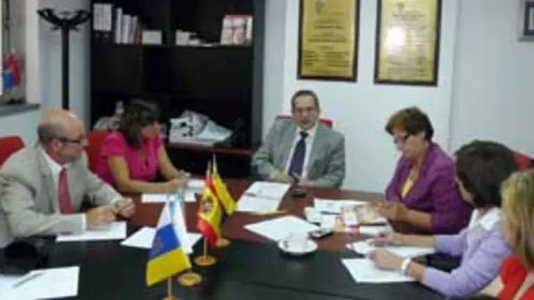  Reuni&oacute;n en la FES, donde estuvieron presentes el consejero de Trabajo e Inmigraci&oacute;n, la otrora directora de la Agencia Asturiana de Emigraci&oacute;n, el presidente de la FES, la consejera de Presidencia del Principado, la secretaria y el tesorero de la