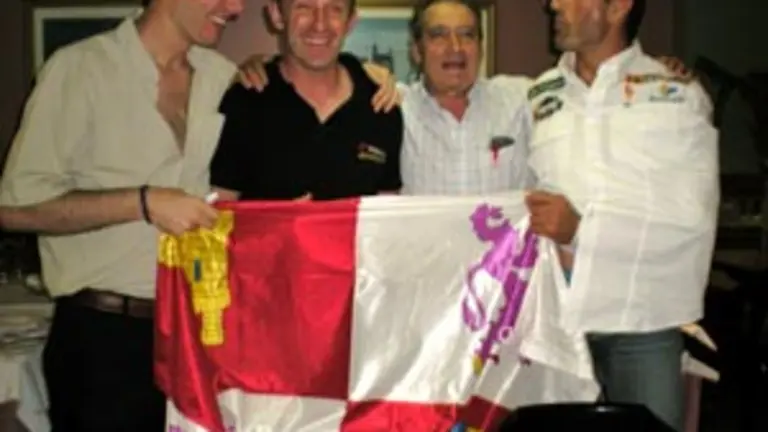 Un momento del homenaje a los participantes en el Dakar.