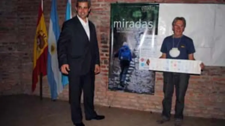 Alejandro L&oacute;pez Dobarro, con un vecino de Villa Gesell que hizo el Camino de Santiago. 