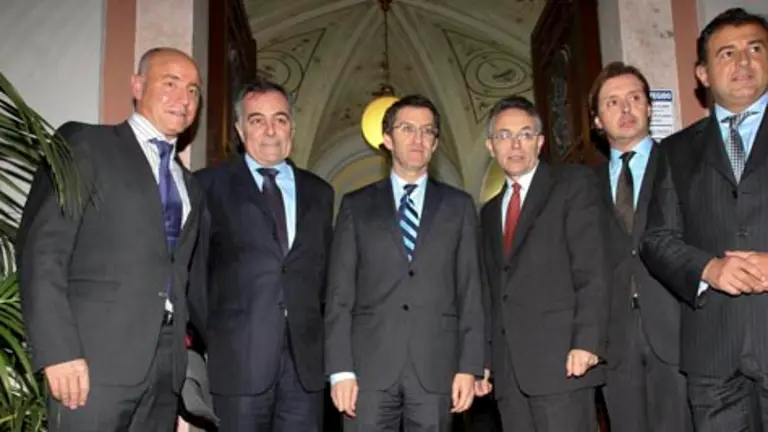 El presidente de la Xunta y el resto de autoridades, en la entrada del Centro Gallego.