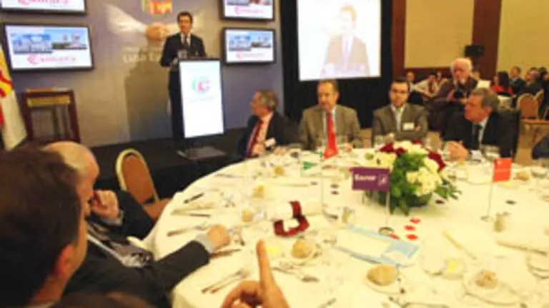  N&uacute;&ntilde;ez Feij&oacute;o se dirige a los empresarios durante su visita la pasada semana a la capital lusa.