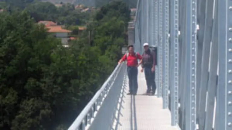  Edmundo Moure y Pascual Veiga en el puente de hierro sobre el Mi&ntilde;o que une Galicia y Portugal.