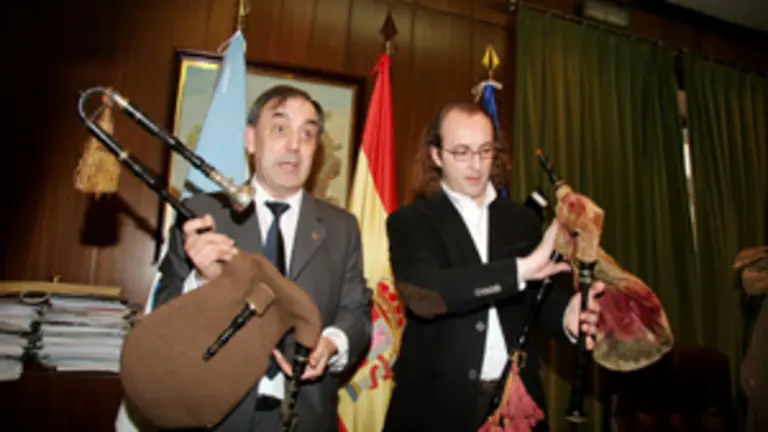  Jos&eacute; Luis Foxo y &Oacute;scar Ib&aacute;&ntilde;ez muestran las gaitas donadas por el hijo de Jos&eacute; Posada.