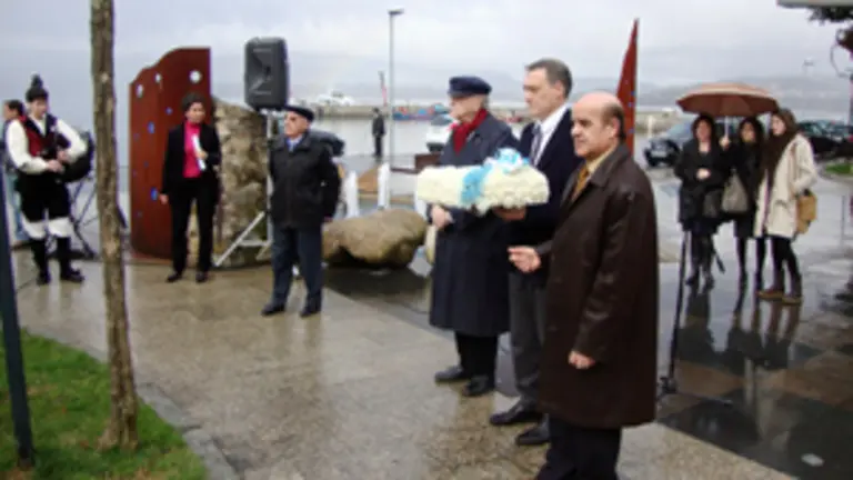  El conselleiro deposit&oacute; un ramo de flores al pie del monumento a Castelao en Rianxo, su pueblo natal.