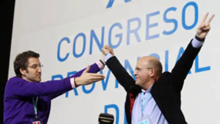  Alberto N&uacute;&ntilde;ez Feij&oacute;o levanta el brazo de Jos&eacute; Manuel Baltar Blanco, nuevo presidente del PP de Ourense.