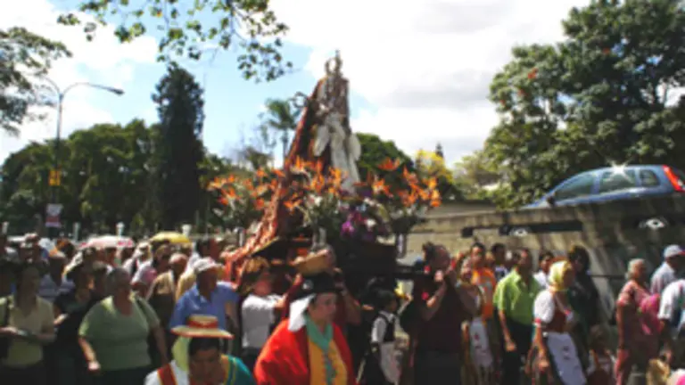  Procesión de 2009 de la ‘Morenita’ desde la Iglesia San Pablo El Ermitaño hasta la sede del CSAC.