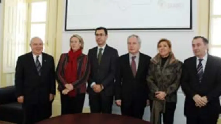  Foto de familia de los distintos representantes de instituciones.