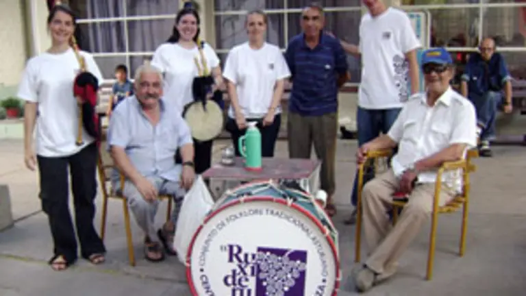  Miembros del grupo &lsquo;El Ruxideru&rsquo;, junto a residentes del Hogar.  