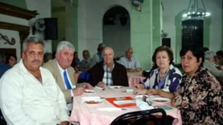  Fern&aacute;ndez Vega y Cerra, con sus respectivas esposas, durante el almuerzo con la comunidad asturiana en la isla. 