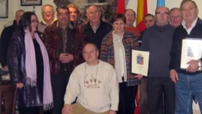  La consejera &ndash;en el centro&ndash; posa junto a directivos y socios del Centro Asturiano de Navarra.  