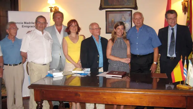  Victoria Cristóbal, flanquada por Julio Ríos, presidente del Centro Gallego, y Manuel Calvo, presidente a la firma del primer convenio.