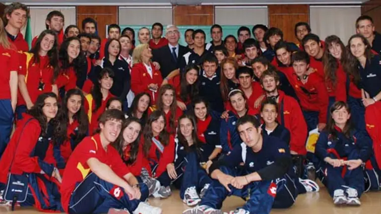  Jos&eacute; Antonio G&oacute;mez Peri&ntilde;&aacute;n posa con los j&oacute;venes procedentes de Chile y de visita en la comunidad aut&oacute;noma.