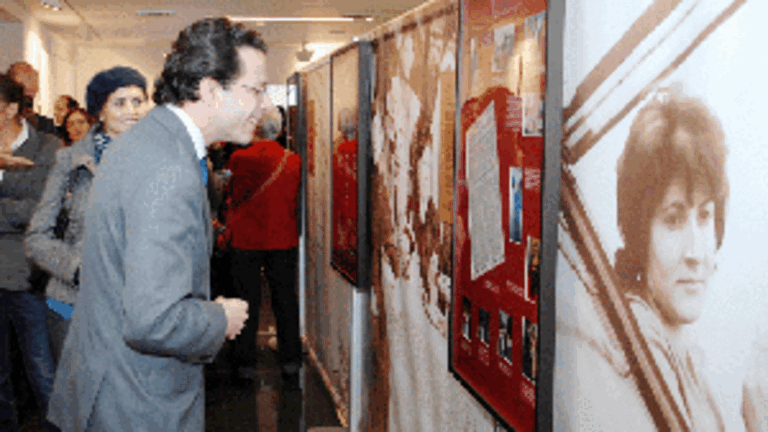  El consejero de Inmigración, durante su recorrido por la exposición.