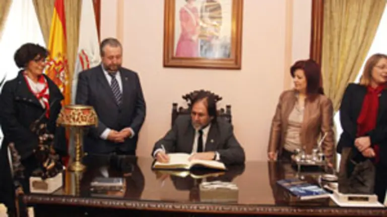  Coscia firma en el libro de honor del Ayuntamiento de Lugo, acompa&ntilde;ado por Orozco y Pin.