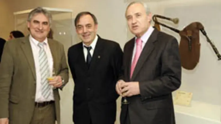  De izqda. a dcha., Francisco L&oacute;pez, Xos&eacute; Lois Foxo y Jos&eacute; Ram&oacute;n &Oacute;nega, en la inauguraci&oacute;n de la muestra.