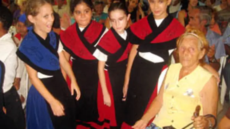  Mar&iacute;a Saladina, que forma parte de la nueva junta directiva, junto a unas j&oacute;venes.