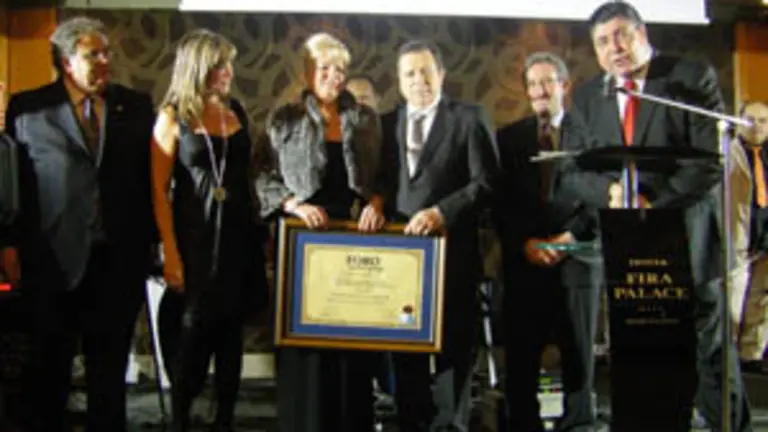 C&aacute;ndido Iglesias, xunto a s&uacute;a dona, amosa o certificado do seu galard&oacute;n de &lsquo;Galego do ano&rsquo;. 