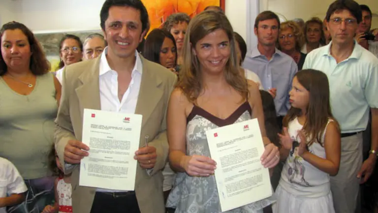 Alejandro Sánchez y Victoria Cristóbal muestran el protocolo de colaboración firmado.