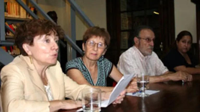  Mar&iacute;a Rosa Lojo lee en gallego su disertaci&oacute;n. Le acompa&ntilde;an, Mar&iacute;a Rosa Iglesias, Francisco Lores y Andrea Cobas.