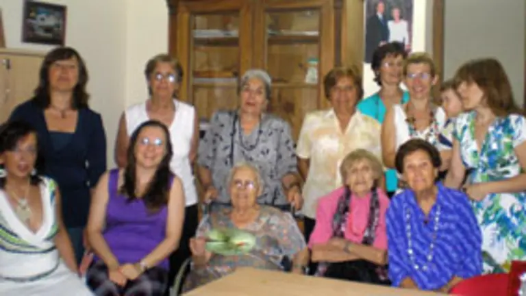  Grupo de mujeres del centro que participaron en el almuerzo de agasajo a las abuelas.