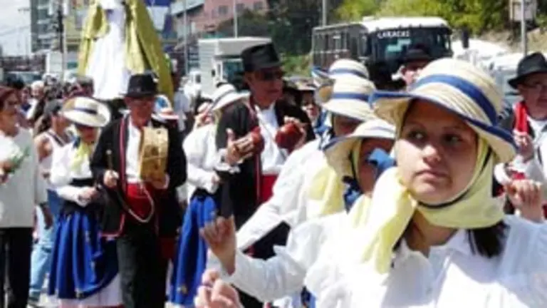  Los integrantes de ‘Coros y Danzas de La Gomera’ de la Fundación Garajonay, llevan en procesión a la Patrona de Canarias por el Boulevard Las Minas del Municipio Los Salias.