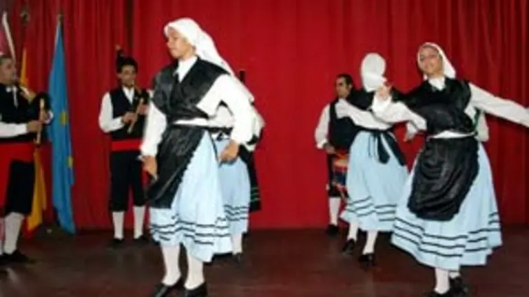 El grupo de baile y la banda de gaitas de la Federaci&oacute;n de Asociaciones Asturianas actu&oacute; en la celebraci&oacute;n.
