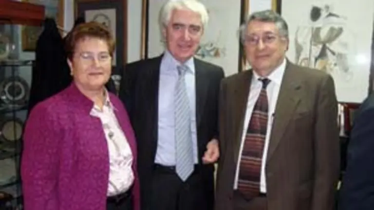  Gustavo Su&aacute;rez Pertierra, con Teresa Ordiz y Manuel Fern&aacute;ndez de la Cera.
