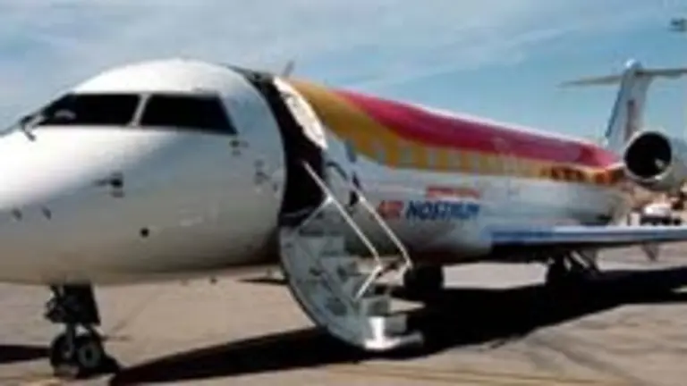 Un avi&oacute;n de Air Nostrum en la pista de aterrizaje. 