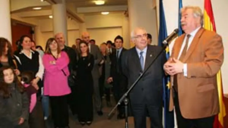  Un momento de la intervenci&oacute;n del alcalde de Bruselas en el acto oficial de reapertura, con el presidente del Principado al lado y parte del p&uacute;blico asistente.