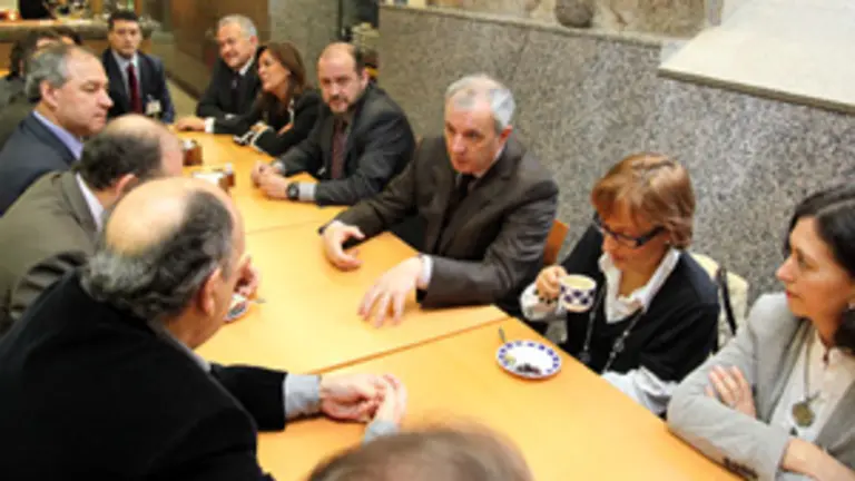  Jos&eacute; Luis M&eacute;ndez Romeu &ndash;al fondo, a la derecha&ndash;, junto a otros parlamentarios socialistas la semana pasada.