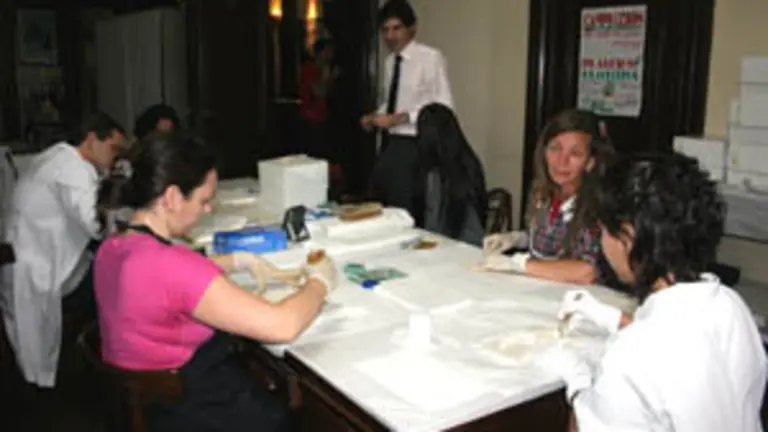 Chilotegy &ndash;al fondo&ndash;, supervisa el trabajo del equipo que se encarga de la recuperaci&oacute;n del material.