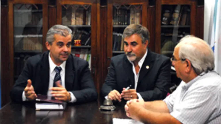  El delegado de la Xunta conversa con directivos de la asociaci&oacute;n.