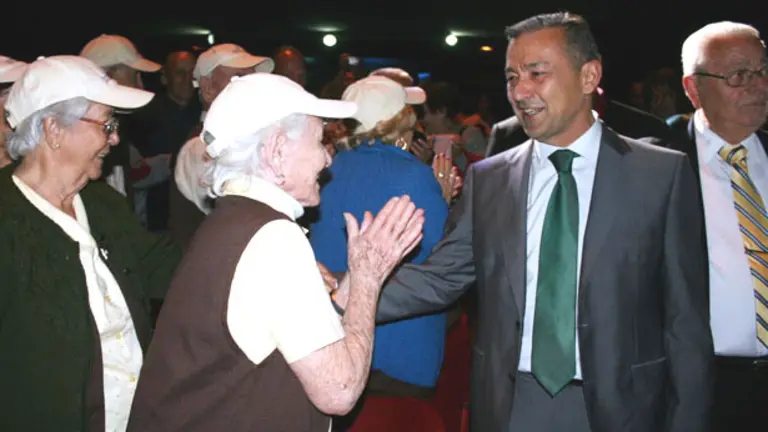  Paulino Rivero saludó a los mayores del Grupo Renacer que acudieron al Teatro América.