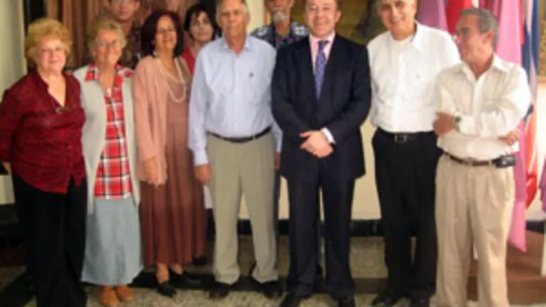 Félix Colsa, con directivos de la sociedad castellana en Cuba, en una visita anterior a la Isla.