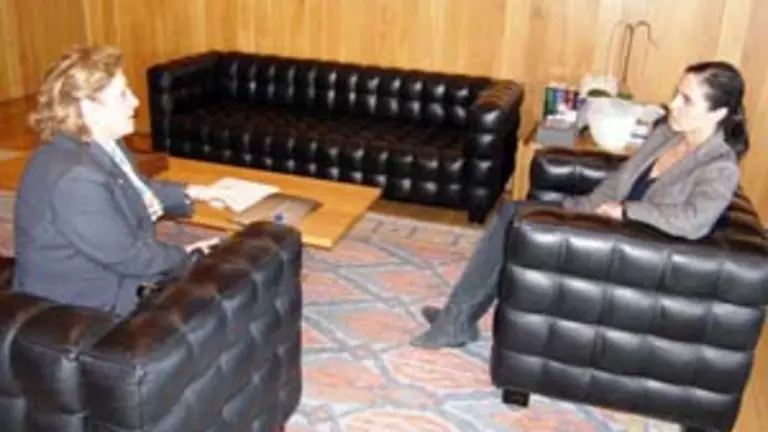  La presidenta del Parlamento, Pilar Rojo &ndash;a la dcha.&ndash;, departi&oacute; con la c&oacute;nsul Marta Echarte Baraibar.