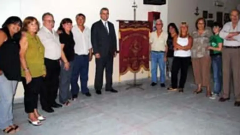  El delegado del Gobierno gallego posa junto a directivos de la Asociaci&oacute;n.