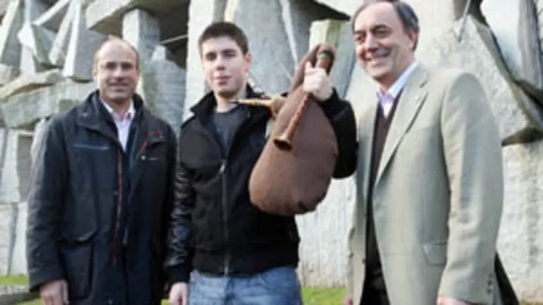 Marco Foxo, junto a su padre, Xos&eacute; Lois Foxo &ndash;dcha.&ndash;, con el instrumento gallego por excelencia.