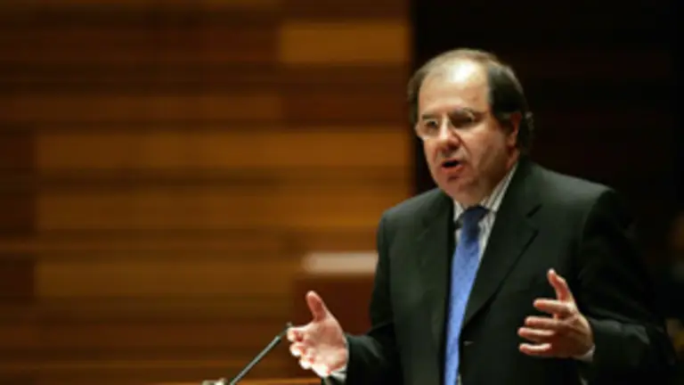  Juan Vicente Herrera, en el Pleno de las Cortes presentando la ‘Agenda para la población de Castilla y León’.