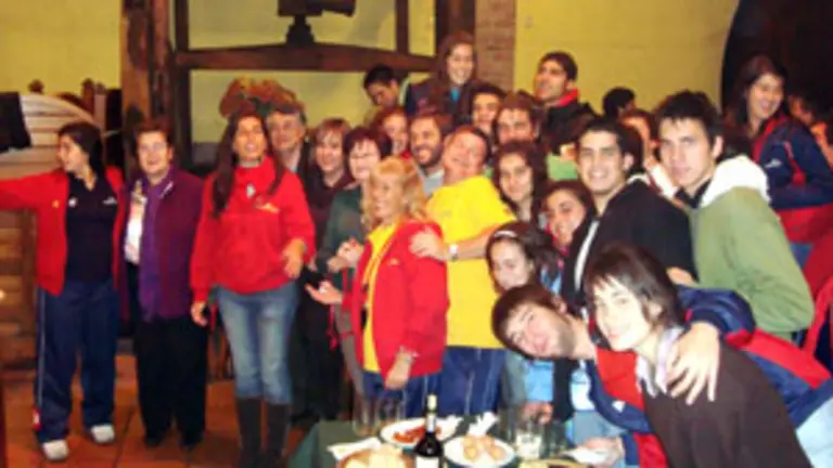   Teresa Ordiz, Bego&ntilde;a Serrano y Manuel Fern&aacute;ndez de la Cera, junto a los j&oacute;venes chilenos, durante la celebraci&oacute;n de la espicha.