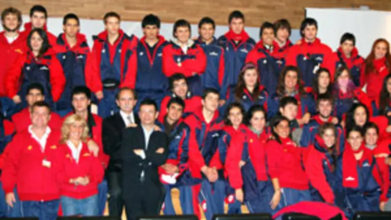 Los subdirectores generales con el grupo de j&oacute;venes chilenos. 