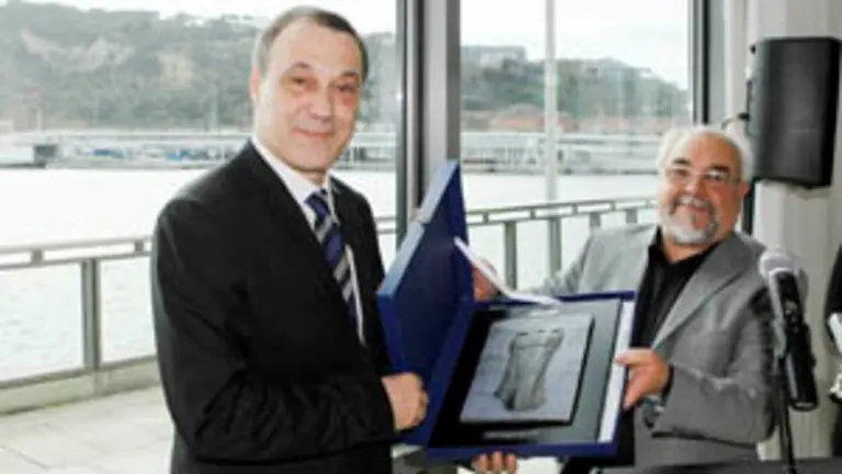  Roberto Varela y Julio Fern&aacute;ndez, presidente de AEGA-CAT, durante el acto.