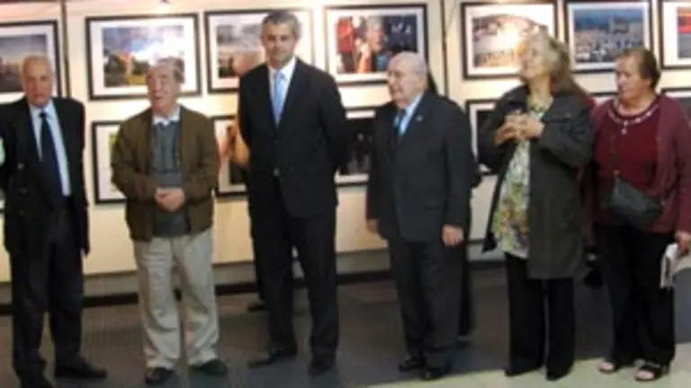  L&oacute;pez Dobarro -tercero por la izquierda- entre Mastropasqua y Enrique Labora, durante la inauguraci&oacute;n.